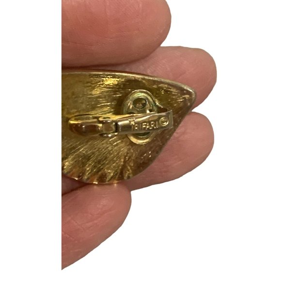 Vintage Crown Trifari Shell Shaped Gold Tone Clip Earrings - Picture 4 of 7